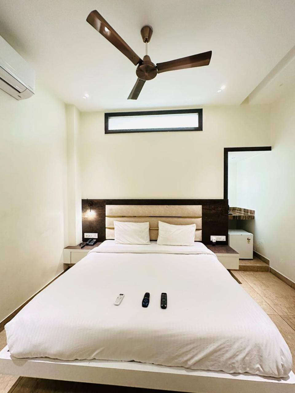 Hotel Lotus Inn Sirsa Esterno foto