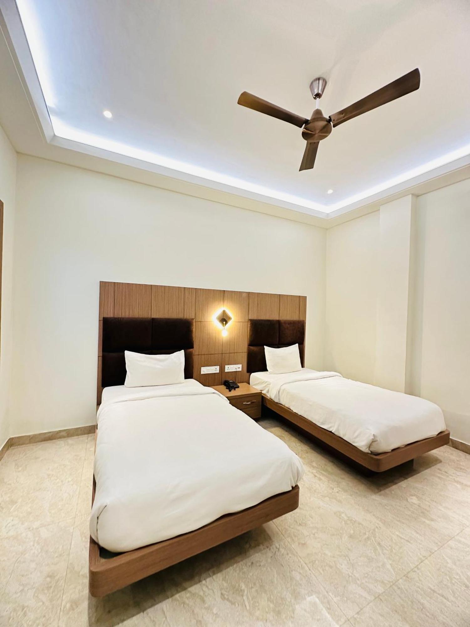 Hotel Lotus Inn Sirsa Esterno foto